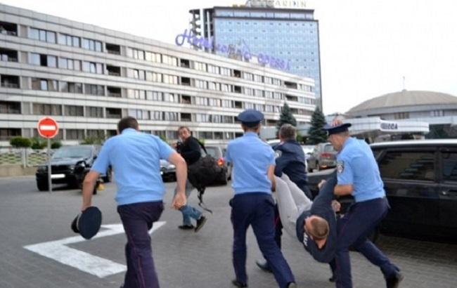 Вибори в Держдуму РФ: під консульством в Одесі нові сутички, є затримані