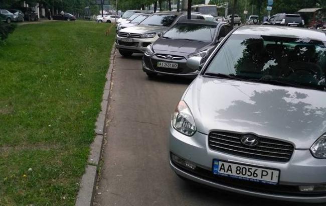 Заблокированный автохамами тротуар в Киеве разозлил соцсети