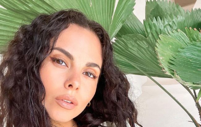 Настя Каменских похвасталась сочными формами в ярком бикини