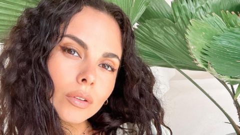 Полуголая на балконе: Настя Каменских засветила аппетитные ягодицы в стрингах