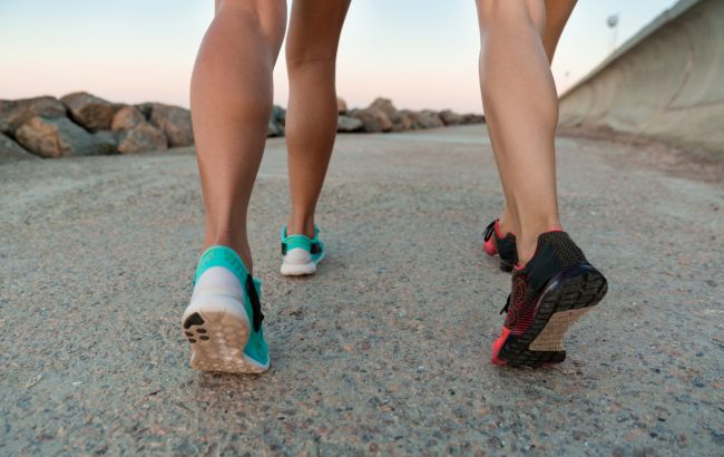 Простой трюк во время ходьбы улучшает работу мозга: вот что делайте