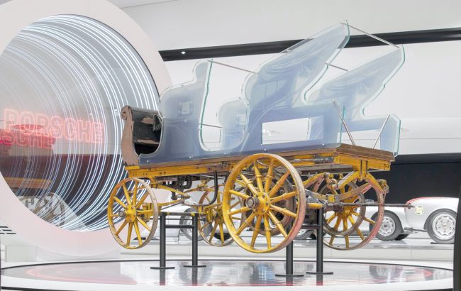 Электромобилю 123 года: старейшую машину Порше в мире показали публике