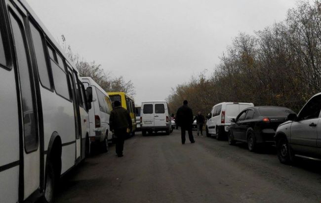 На Донбассе 1,2 тыс. автомобилей стоят в очередях на пунктах пропуска