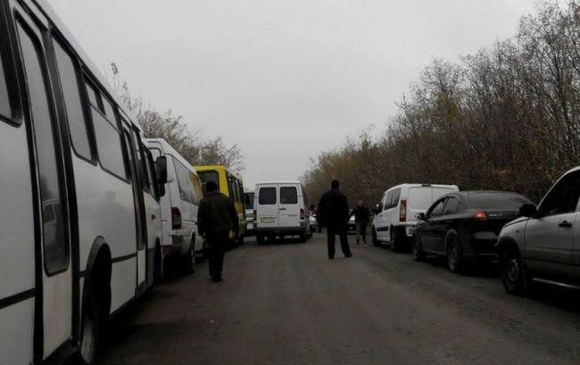 На Донбассе более 800 автомобилей ожидают в очередях на пунктах пропуска