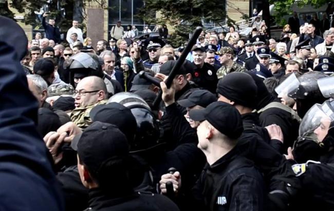 За участие в беспорядках в Днепре 9 мая платили по 600 гривен