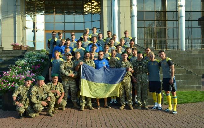 Тренер и игроки сборной Украины встретились с воинами АТО