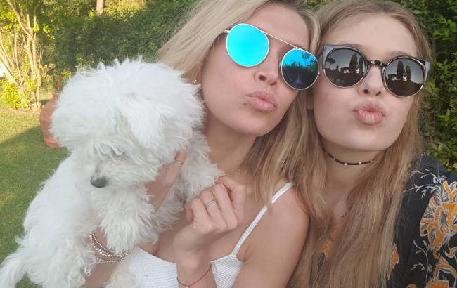 Вера Брежнева похвасталась одинаковыми нарядами со своими дочерьми