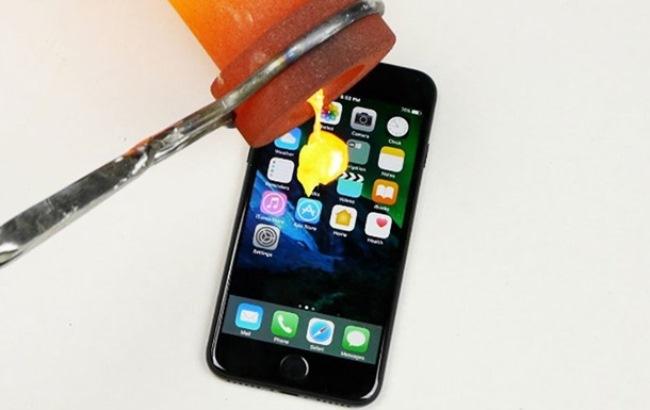 Опасный краш-тест: iPhone 7 залили расплавленным золотом