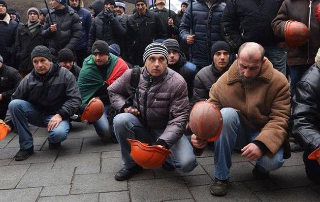 Понад 100 шахтарів перекрили дорогу у Львівській області