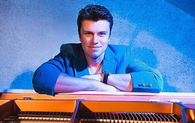 Композитор Евгений Хмара показал первые уроки фортепиано для маленького сына