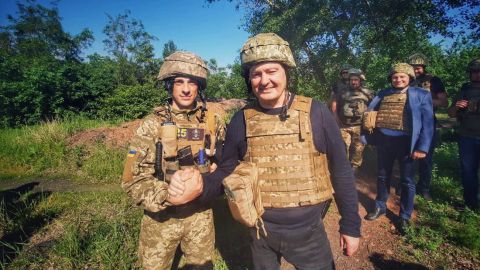 Порошенко в Донецкой области передал горно-штурмовой бригаде комплект видеонаблюдения