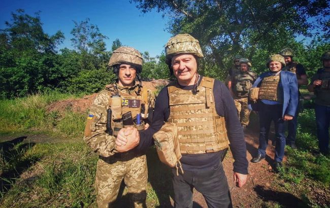 Порошенко у Донецькій області передав гірсько-штурмовій бригаді комплект відеоспостереження