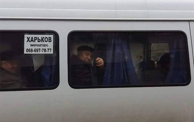 Семенченко показал автобусы с купленными избирателями в Кривом Роге