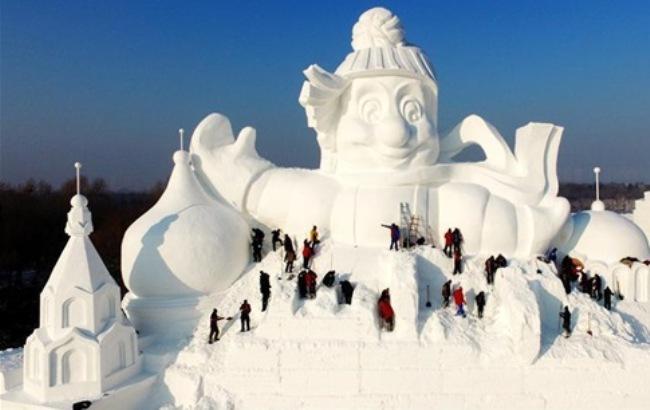 В Китае слепили скульптуру снеговика высотой 34 метра