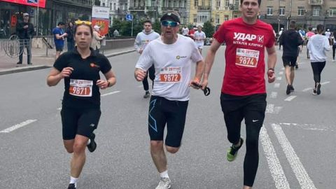 Представитель "УДАРа" Белоцерковец пробежал марафон за руку с незрячим (фото)