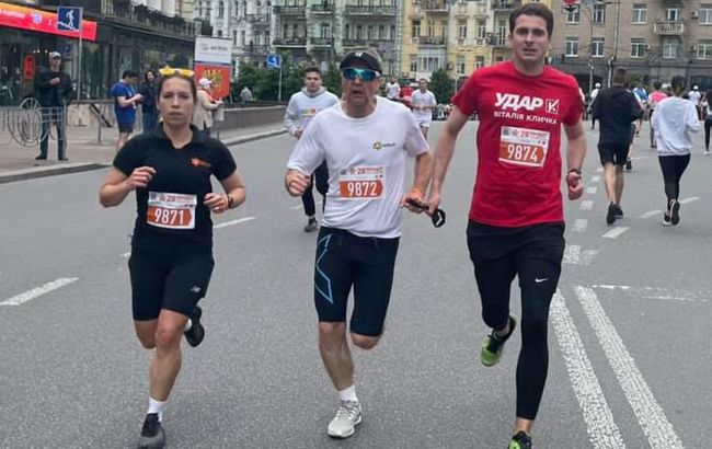 Представник "УДАРу" Білоцерковець пробіг марафон за руку з незрячим (фото)
