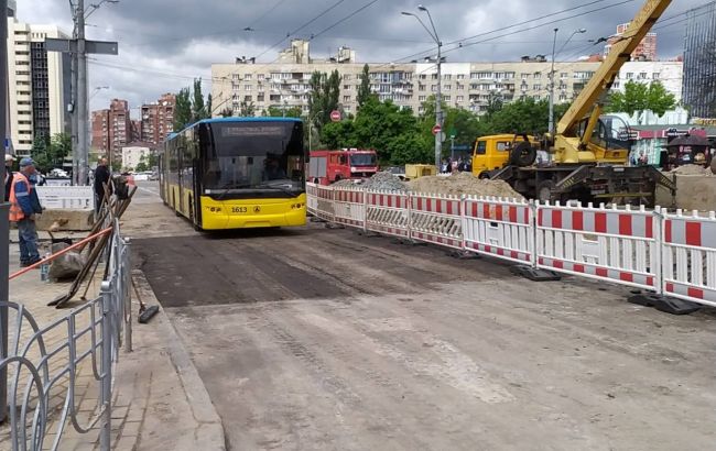 Прорыв трубы возле Ocean Plaza: движение транспорта по улице Антоновича восстановлено