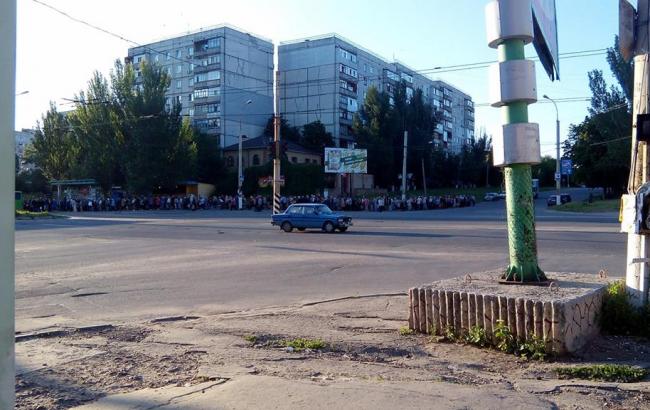 Жителі "ЛНР" вишикувалися у величезну чергу "в загибающуюся Укропію"