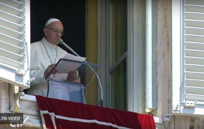 Папа Франциск помолился за мир в Украине