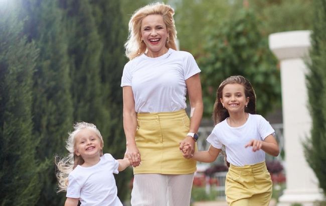 Девочки на позитиве: Лилия Ребрик показала, как резвится с дочкой в бассейне