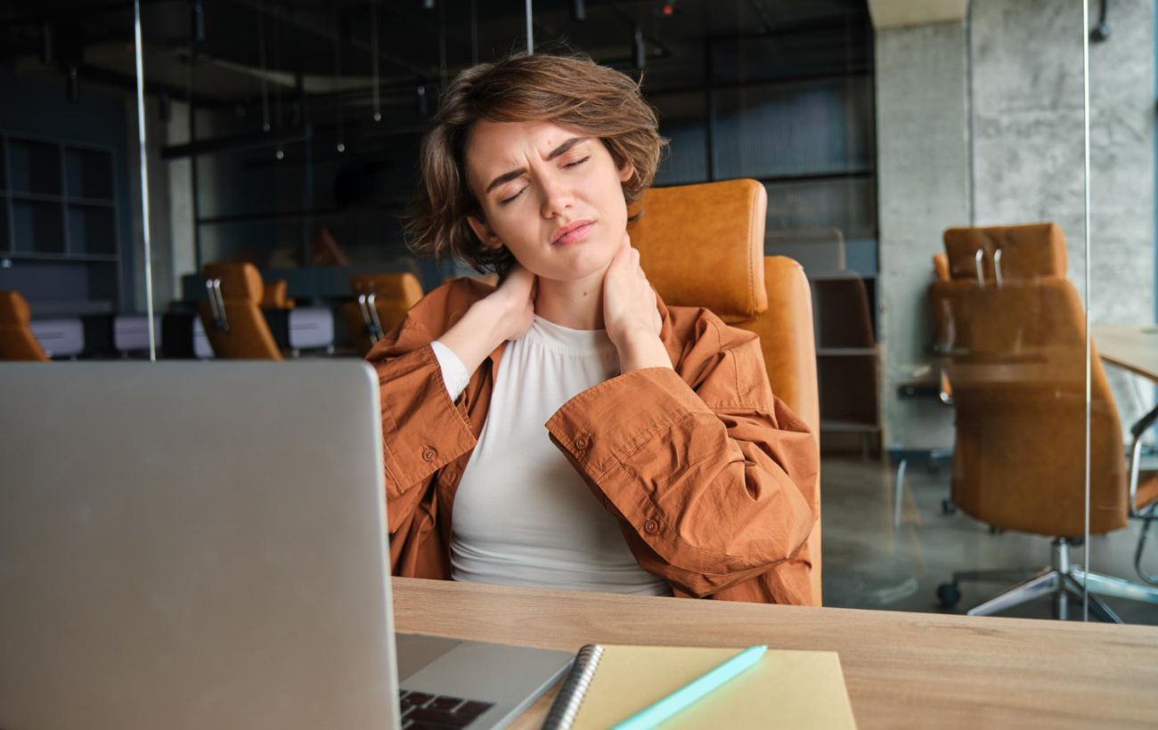 5 простих вправ, які легко знімуть біль у шиї