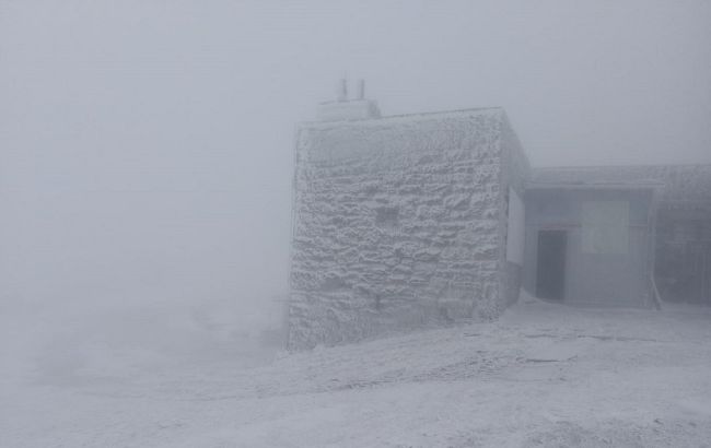В Карпатах третий день подряд идет снег. Спасатели призывают не ходить в горы