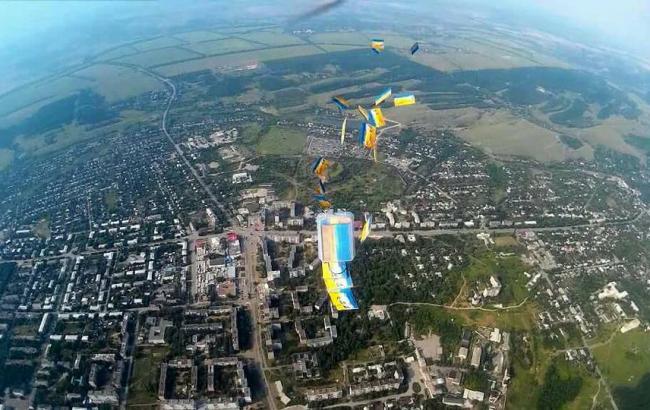 У День Конституції волонтери скинули українські листівки над окупованим Первомайському