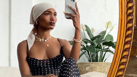 Зі шкірянкою і сукнею: стиліст показала, з чим носити косинку восени 2021