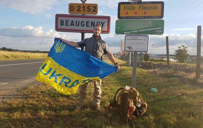 "Секс-символ" АТО путешествует по Европе с украинским флагом