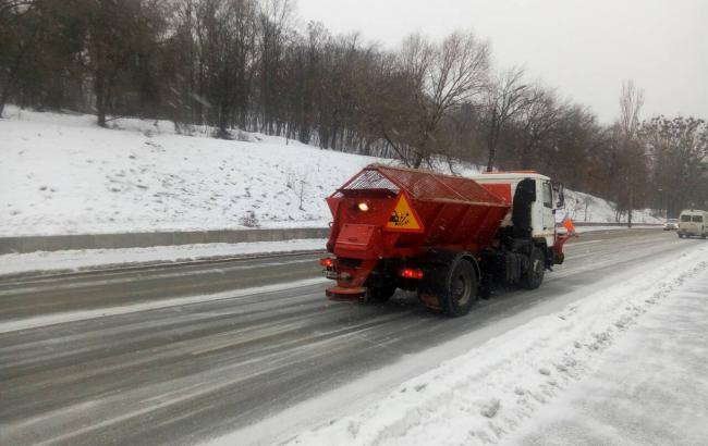 Улицы Киева чистят от снега 332 единицы техники, - КГГА