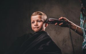 Родители ошибаются: чем может навредить стрижка детей налысо в год