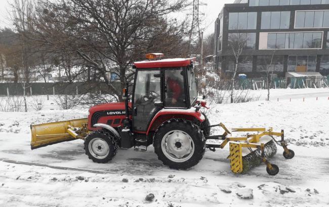 Кількість снігоприбиральної техніки на дорогах Києва збільшено до 387, - КМДА