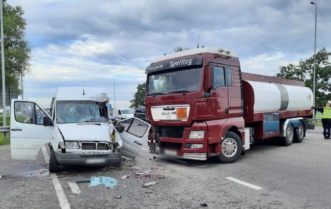 Под Киевом столкнулись грузовик и микроавтобус, пострадали пять человек