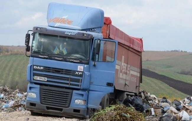 В Житомирской области полиция задержала грузовик с 20 тоннами львовского мусора