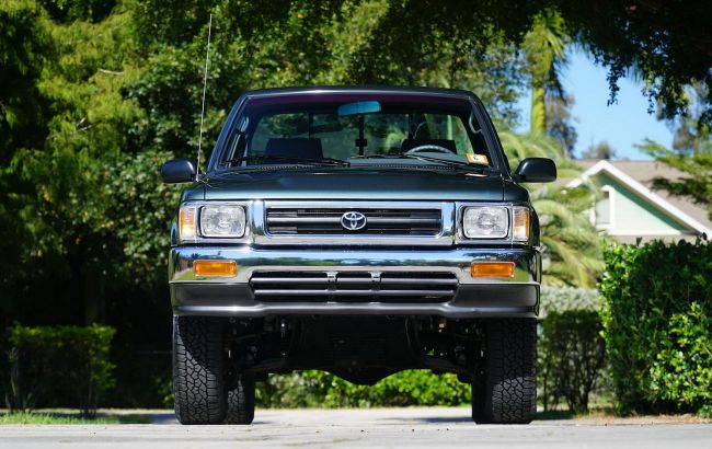 Как новенький: на аукцион выставлен 28-летний пикап Toyota Hilux с пробегом всего 150 км