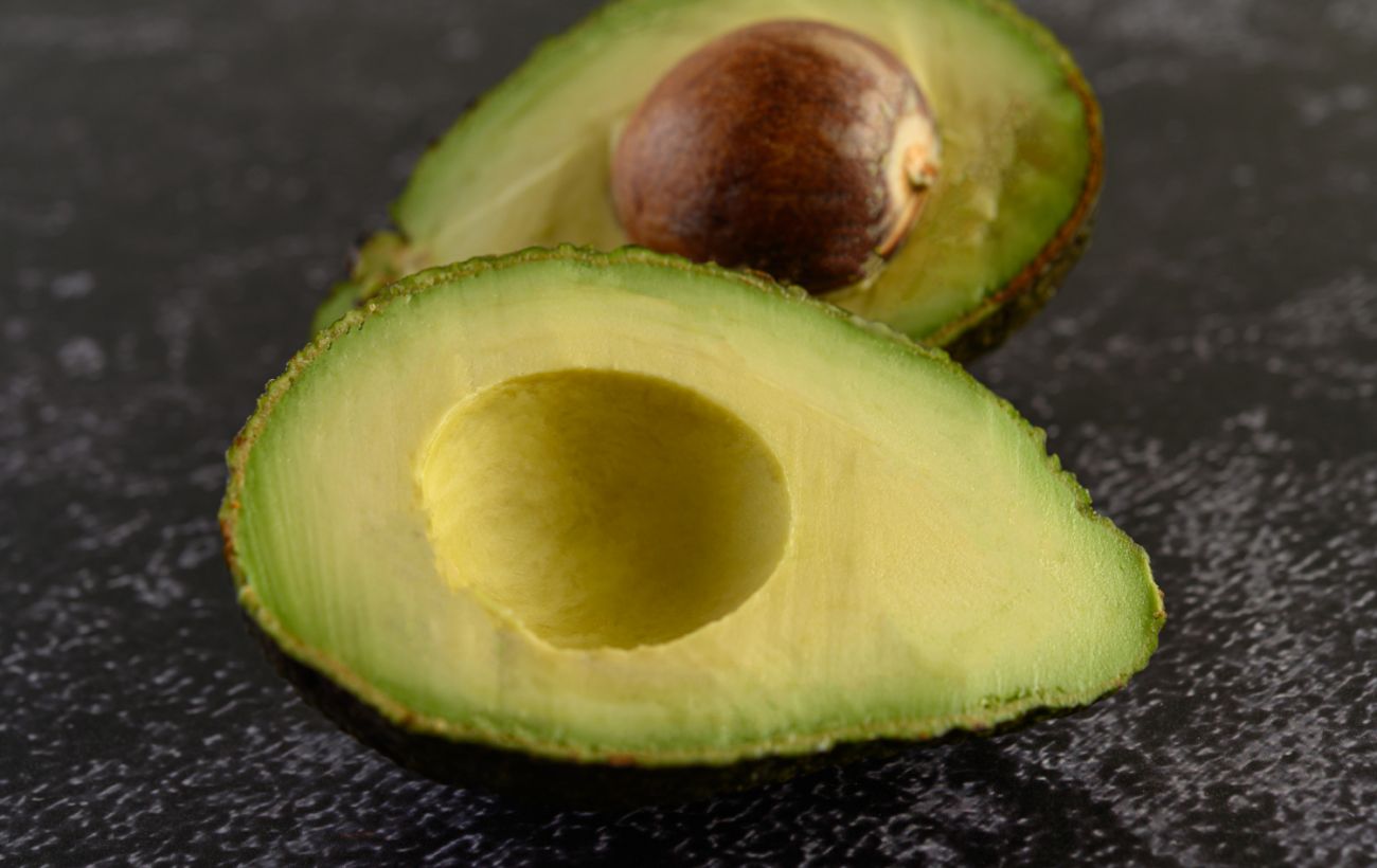 Ось що обов'язково потрібно зробити з авокадо перед тим, як його їсти