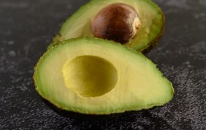 Ось що обов'язково потрібно зробити з авокадо перед тим, як його їсти