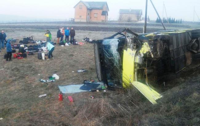 При столкновении автомобиля и туристического автобуса пострадали 10 человек