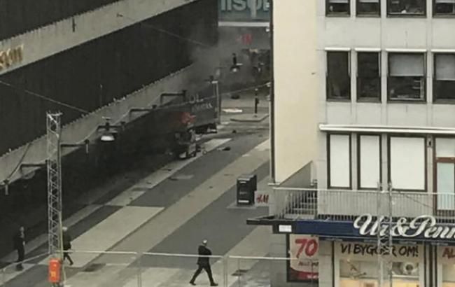 Полиция Швеции допрашивает двух человек по теракту в Стокгольме
