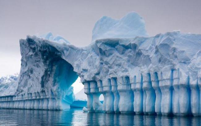 В Антарктике от ледника откололся айсберг размером в небольшой город