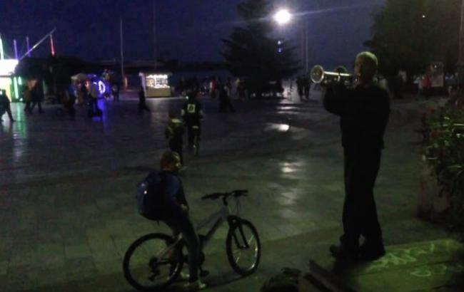 В Ялте уличный музыкант сыграл украинский гимн