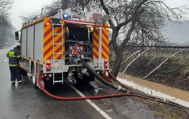 Закарпатскую область накрыли осадки: подтоплены дороги и дома