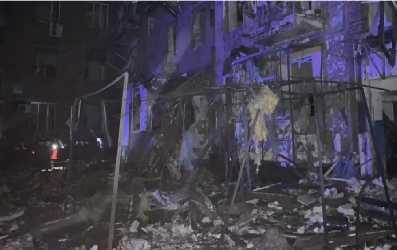 З'явились фото наслідків ракетного удару по Кривому Рогу