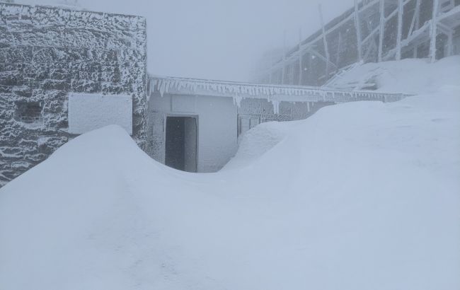 Снег и плохая видимость. В Карпатах снова ухудшилась погода (фото)