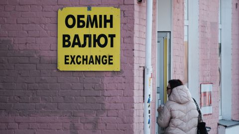 Сколько стоят доллар и евро: обменники обновили курсы валют