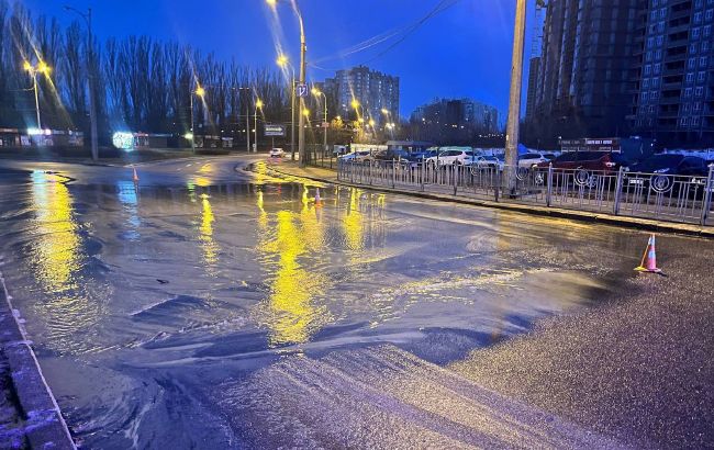 В Киеве произошел прорыв воды на проспекте, движение транспорта затруднено