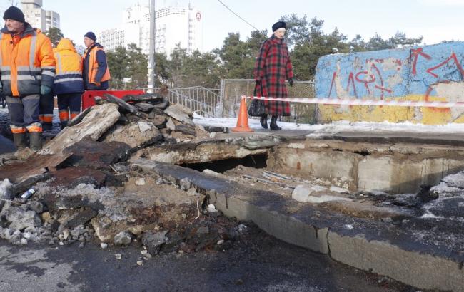В Киеве на Дарнице провалилась часть моста