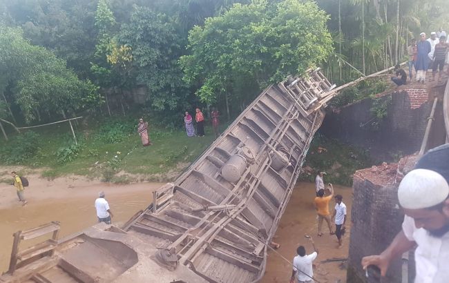 В Бангладеш поезд сошел с рельсов, есть погибшие