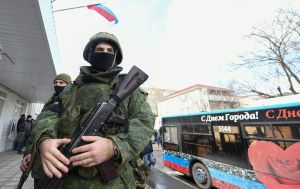 В Луганске прогремели взрывы, над городом появился дым (видео)
