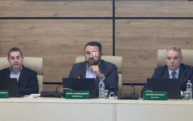 В Грузии официально утвердили результаты выборов. Главу ЦИК облили краской